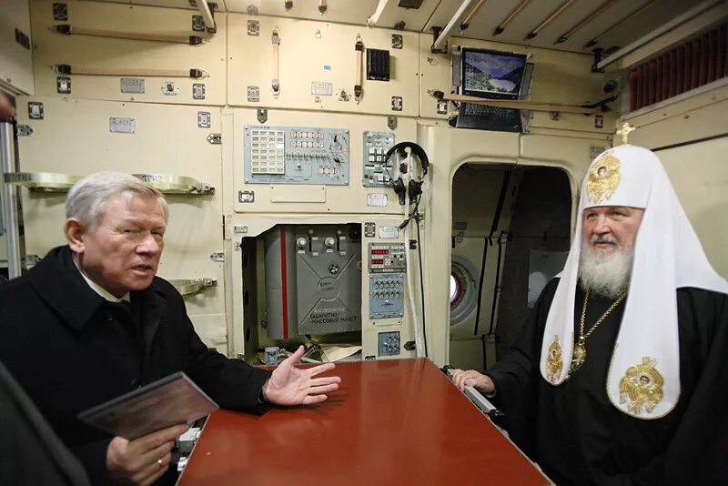 В космос летали бога не видали. Плакат гагарин бога нет. Советский плакат бога нет. Плакат гагарин бога нет. Советская космонавтика.