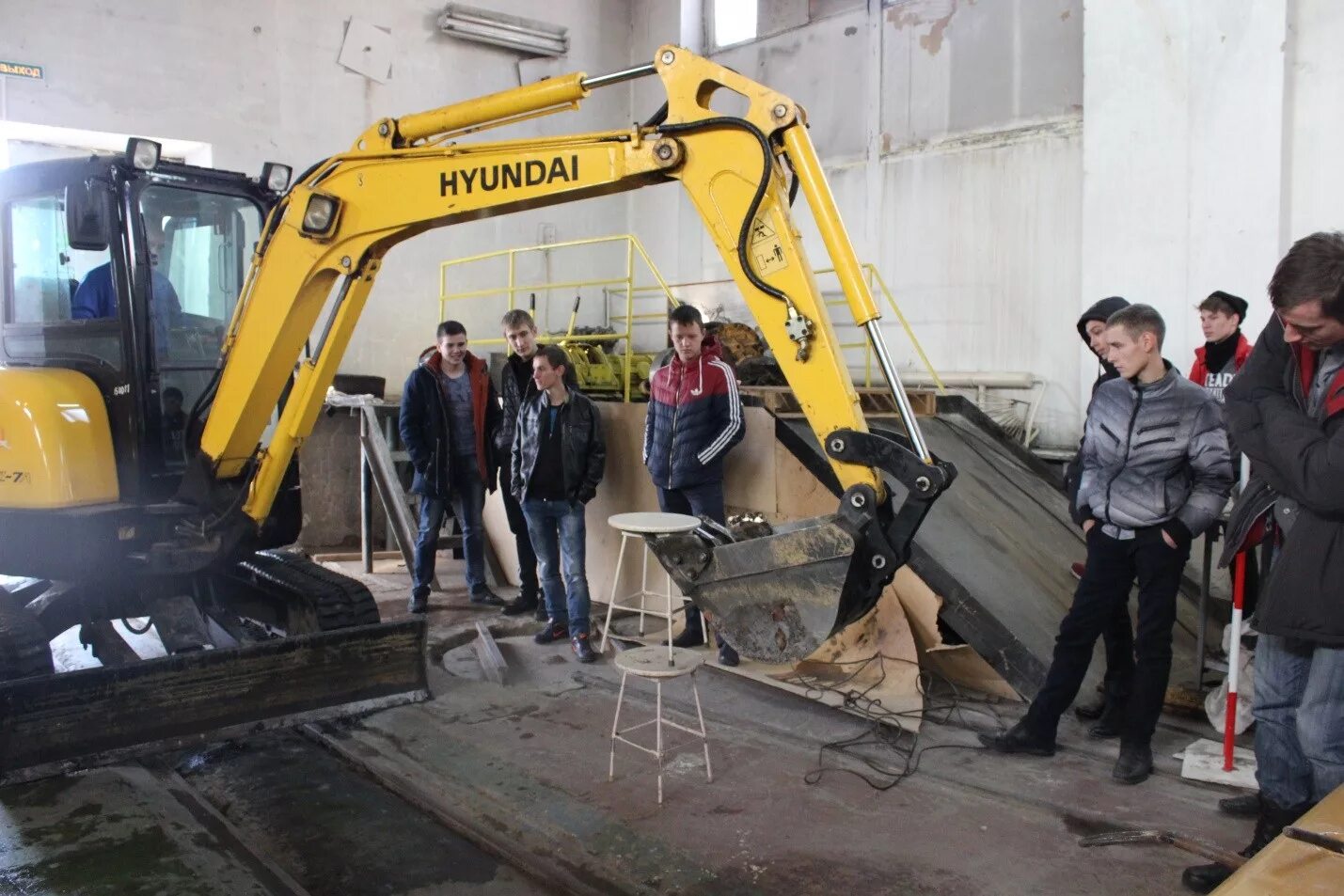 Обучение на экскаватор. Профессия экскаваторщик. Курсы экскаваторщика. Экскаватор doosan dx530lc-7m. Обучение на экскаватор.