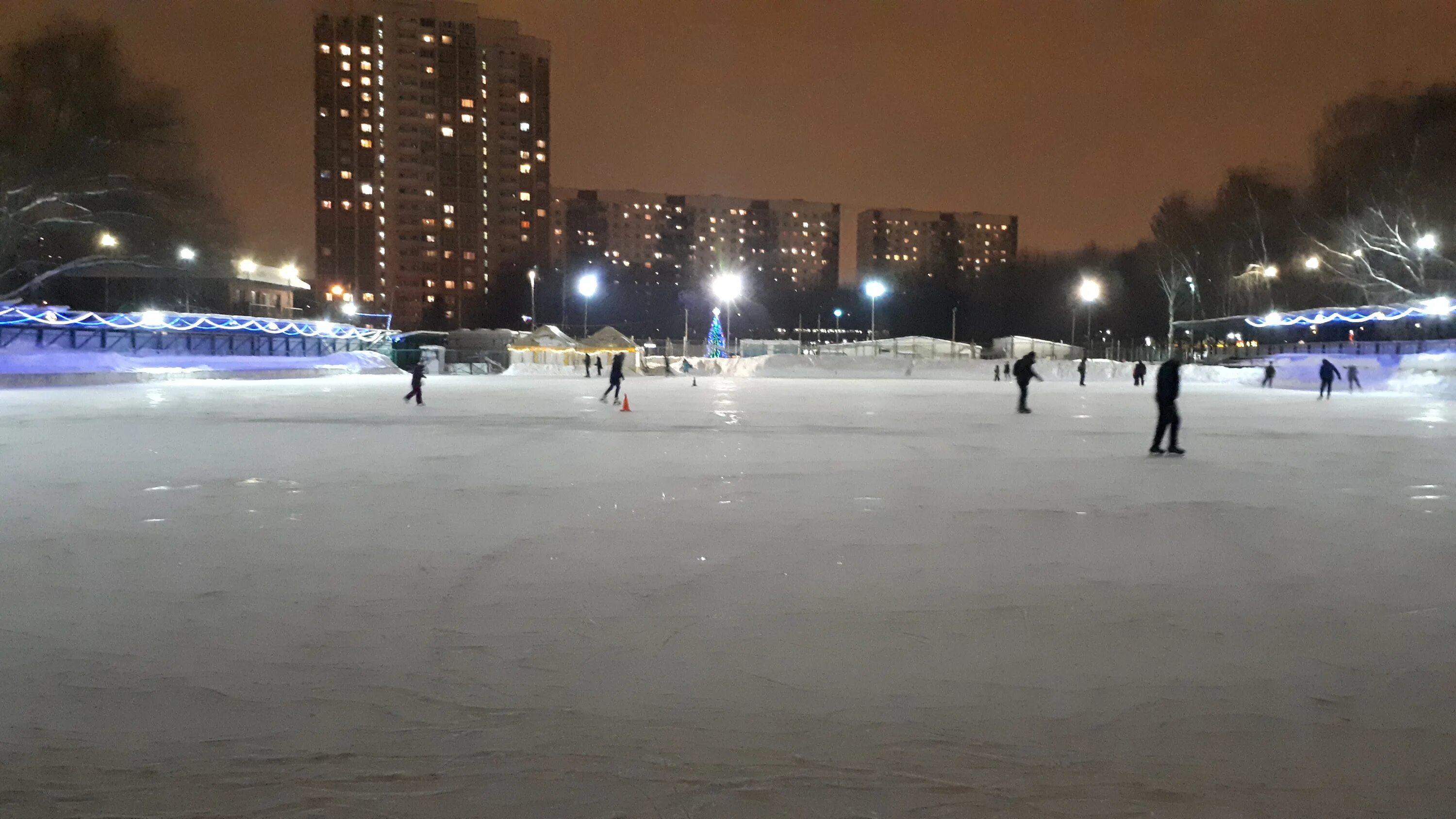 Каток на юрловском. Каток Юрловский, Москва. Каток Отрадное Юрловский проезд. Ледовый каток Юрловский. Юрловский каток Отрадное Юрловский.