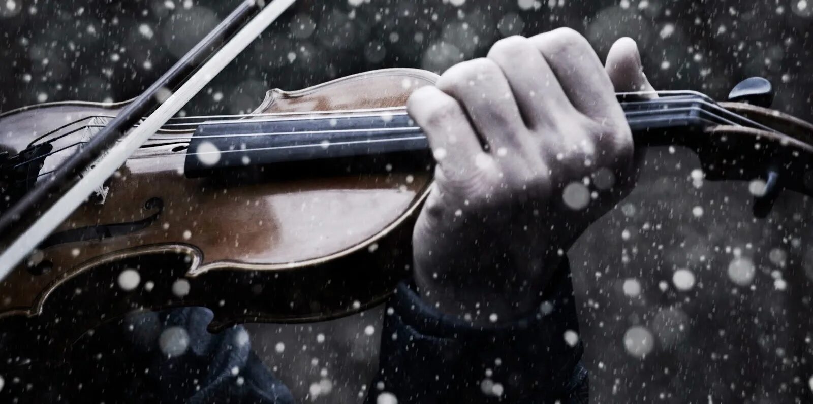Зима музыка автор. Скрипач зимой. Скрипка на снегу. Скрипка зима. Музыкальные инструменты на снегу.