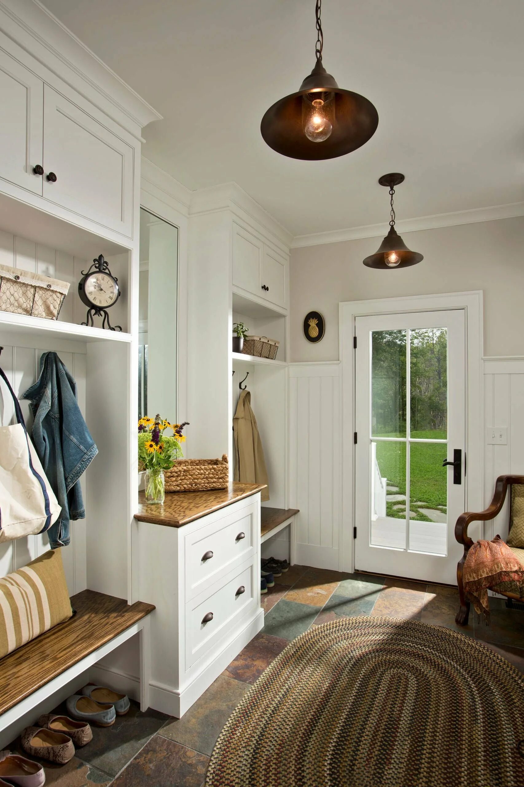 прихожая в стиле кантри. уютная маленькая прихожая. прихожая в частном доме реальные. уютная прихожая. прихожая для большой семьи.