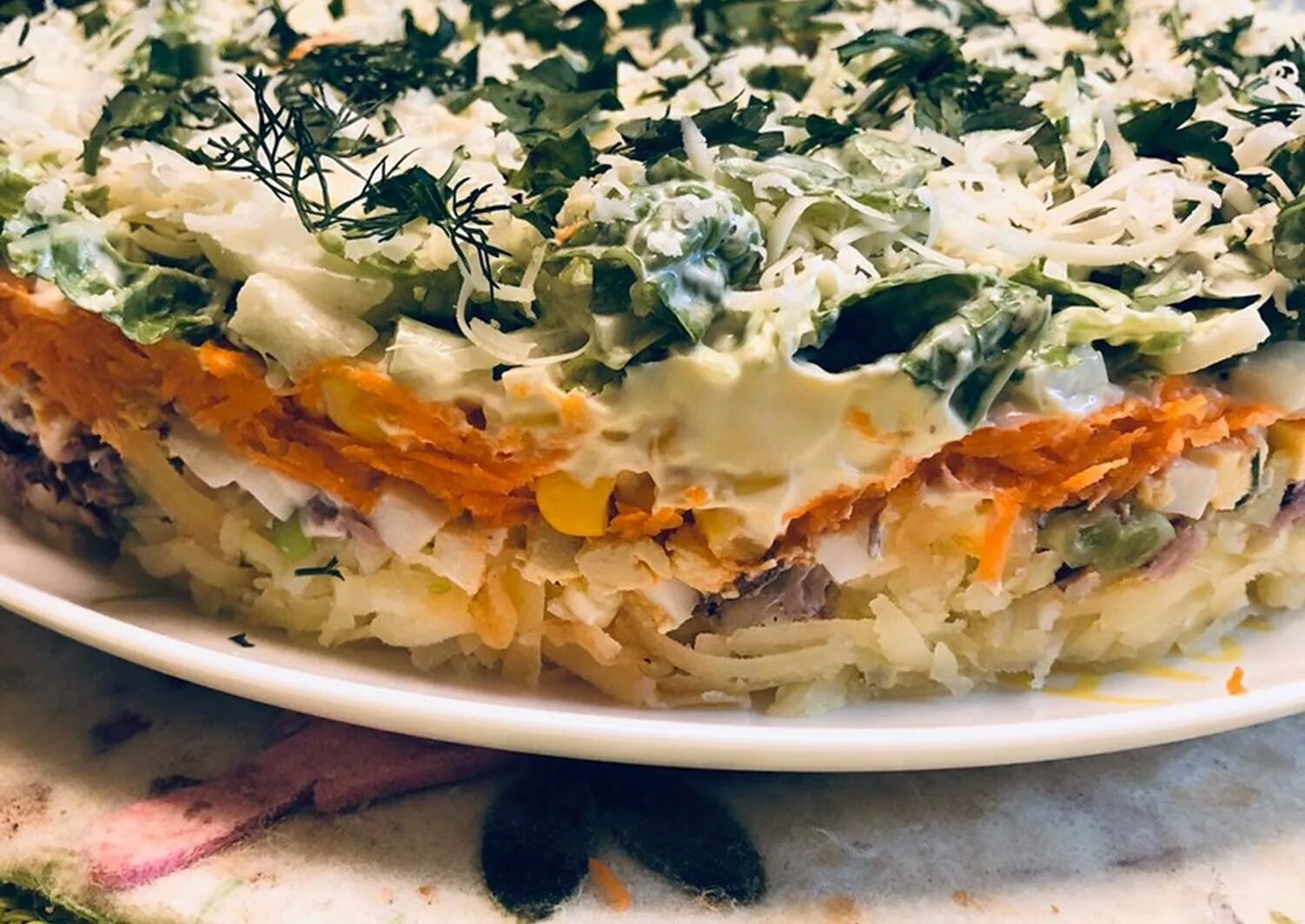 Какой сделать салат из консервы. Салат с тунцом слоеный. салат с тунцом слоями. слоеный салат с тунцом консервированным. слоеный салат с тунцом и кукурузой.