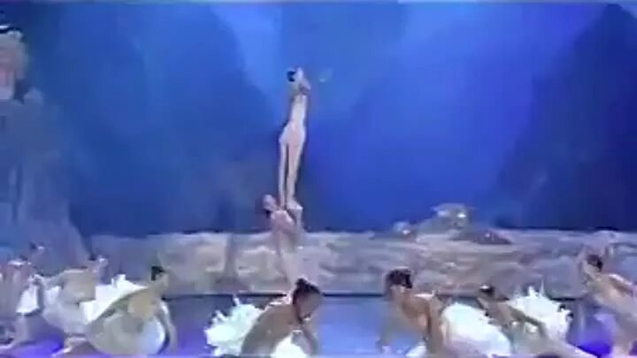 Балетно акробатическое шоу лебединое озеро. Лебединое озеро китайский акробатический балет. Китайское лебединое озеро. Китайское лебединое озеро. Лебединое озеро китайцы.