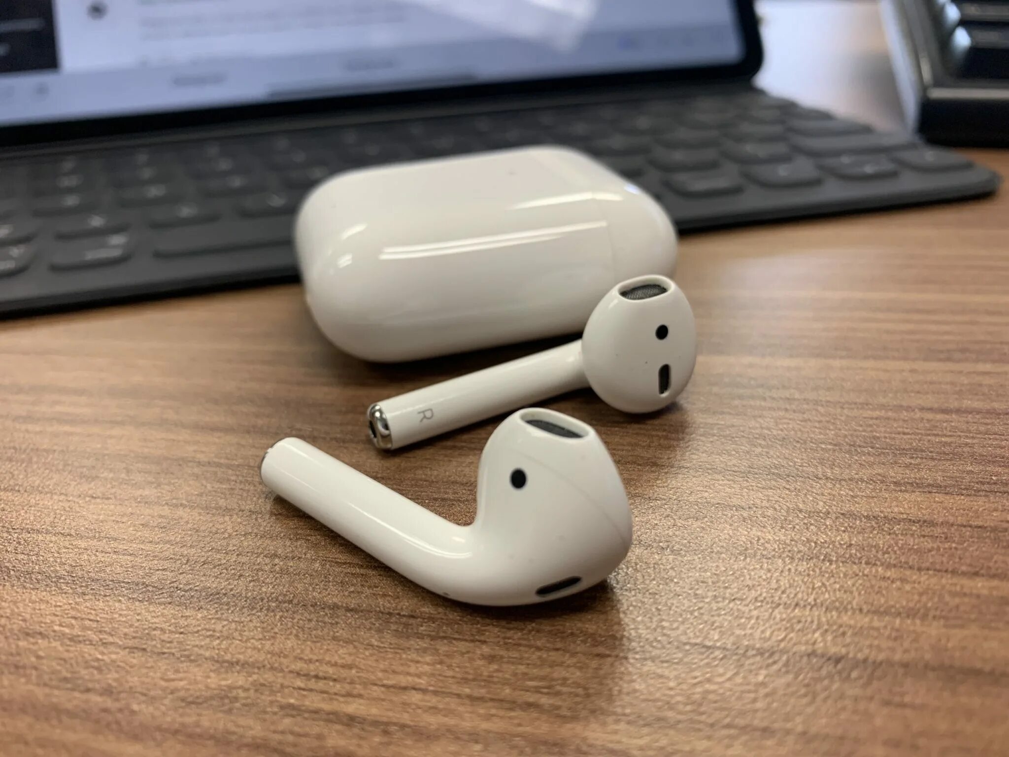 Airpods 3 1. Аирподс 3 поколения. Аирподс 2. AIRPODS 2 И 3. Айпордс 1.