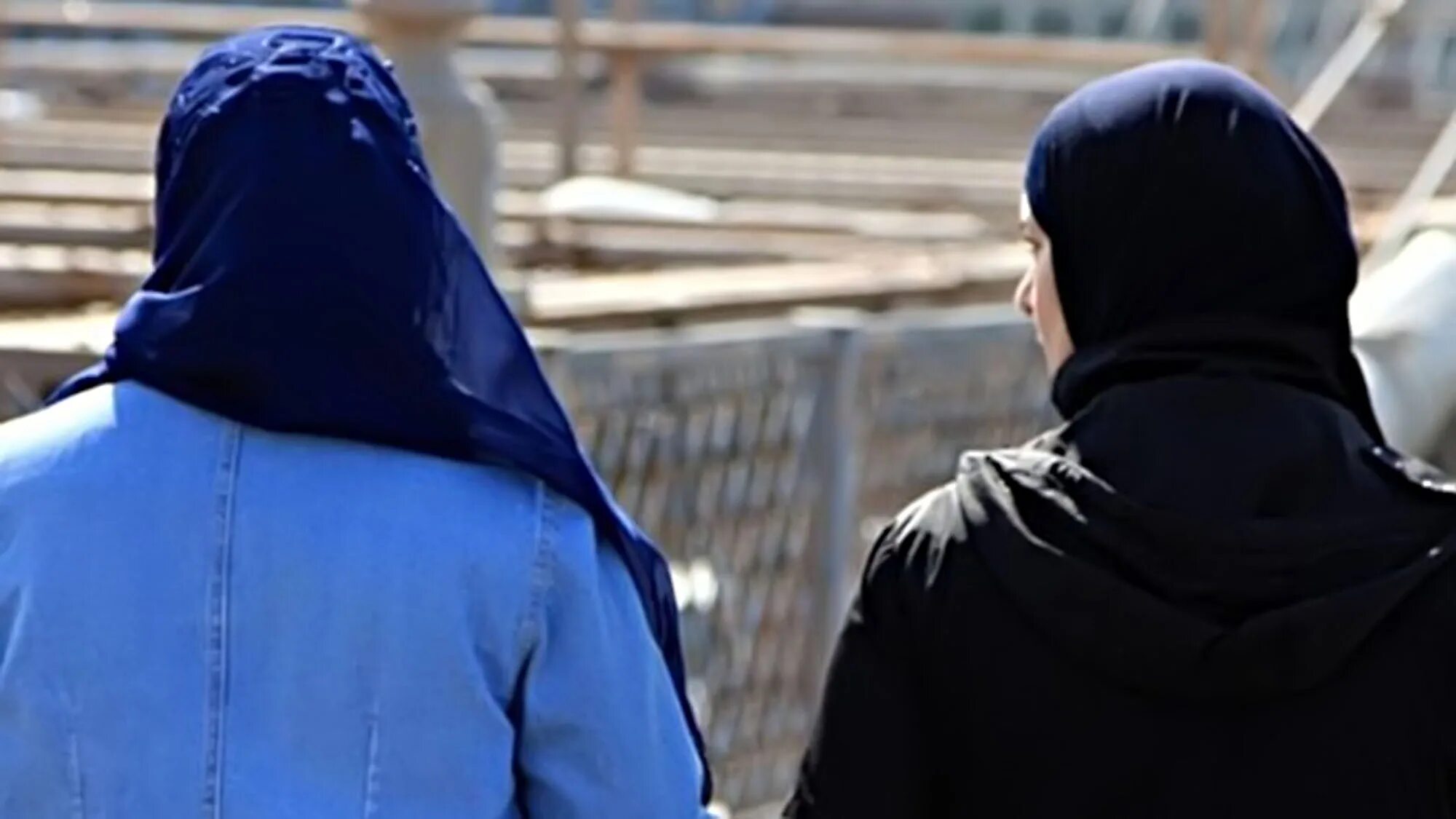 В хиджабе со спины. Родители против хиджаба.