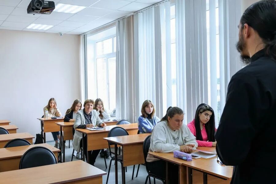 Факультет иностранных языков педагогического университета. Факультет иностранных языков улгпу. ульяновск улгпу факультет иностранных языков. факультеты вузов.