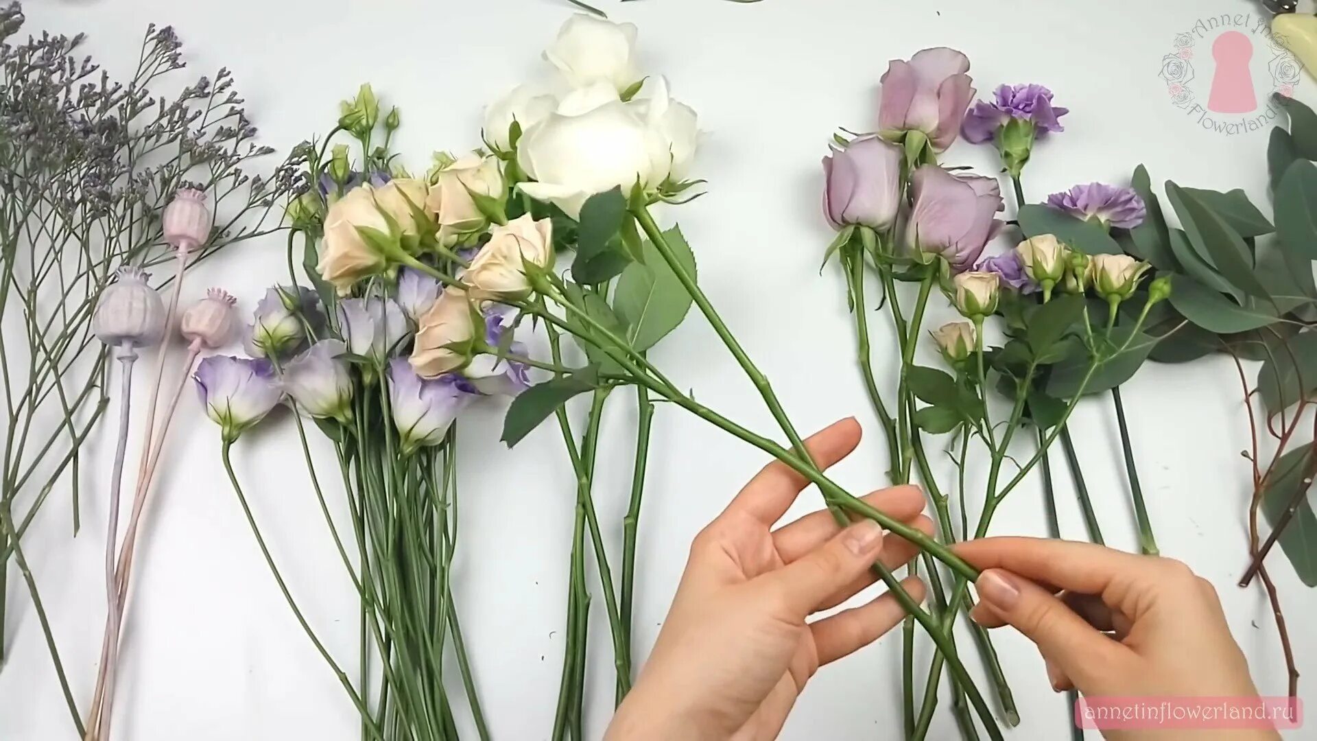 Букет цветов собрать видео. Флористика для начинающих. Букет цветов собрать видео. Букет в руках. Составление букетов из пионов.