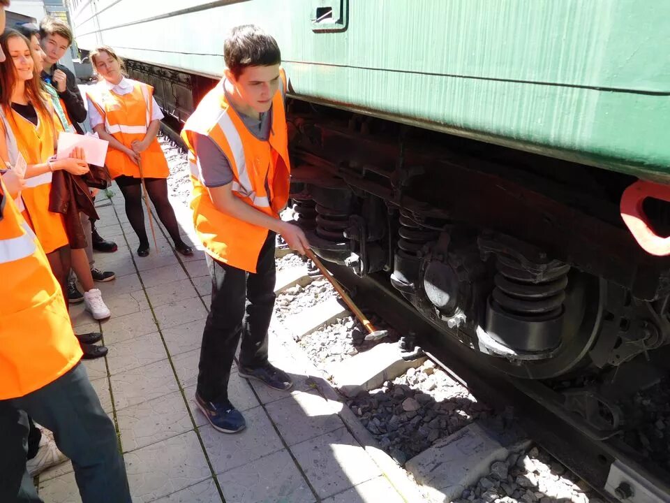 Приемка пассажирского вагона. Помощник машиниста электровоза тепловоза. Осмотрщик вагонов РЖД. Коммерческий осмотр вагонов. Работник железной дороги.