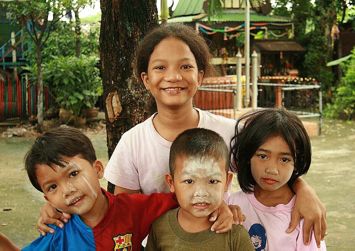 Тайланд дети. Дети из Тайланда. Тайские малыши. Тайцы улыбаются.