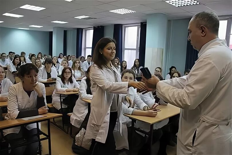 Институт фармации никитский бульвар. Деканат табличка. Фармацевтический факультет. Деканоат. Фармфакультет 2005.