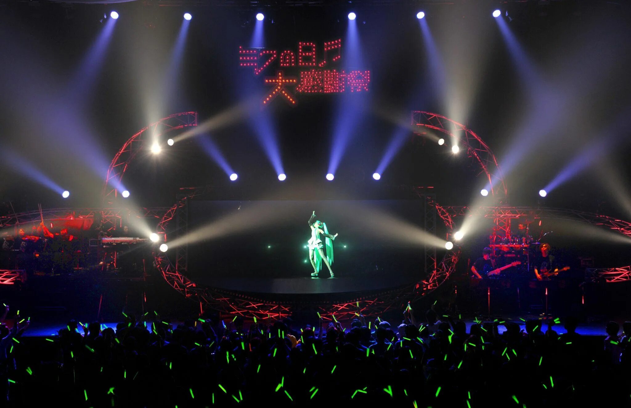 Хатсуне Мику живой концерт. Хатсуне Мику концерт в Японии. Хацунэ Мику на сцене. Виртуальный концерт Хатсуне Мику. Concert japan