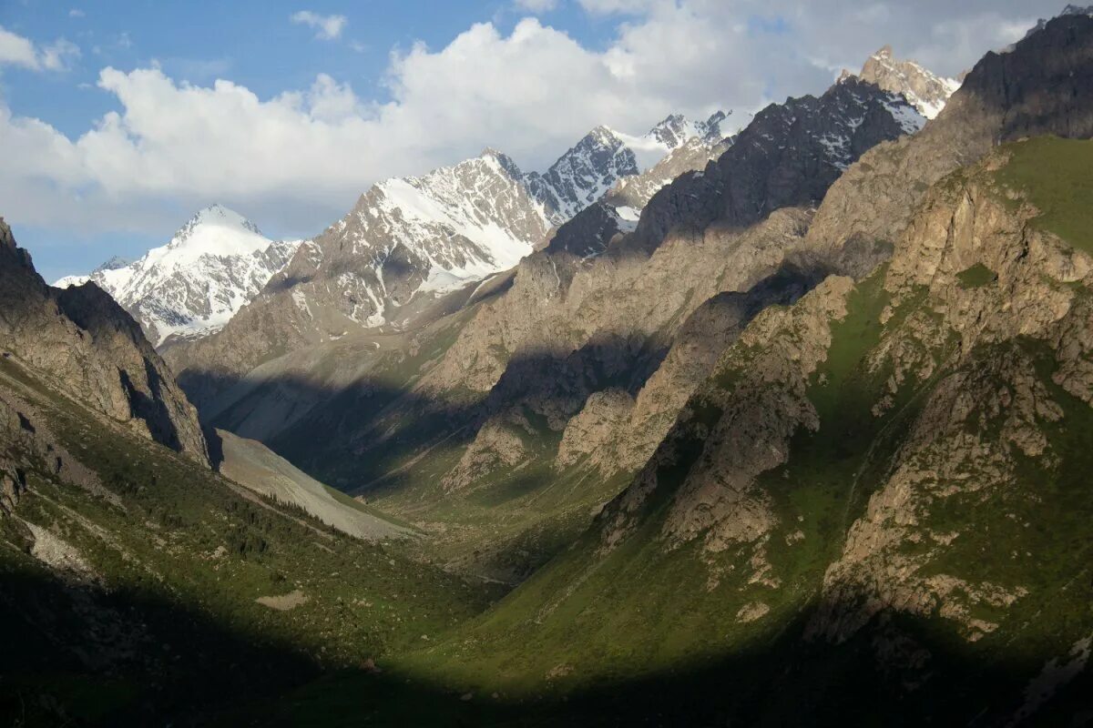 Горная система в средней азии. Тянь Шаньские горы в Казахстане. Тянь Шаньские горы Киргизия. Кыргызстан горы Тянь Шаня. Горные хребты Тянь Шаня.