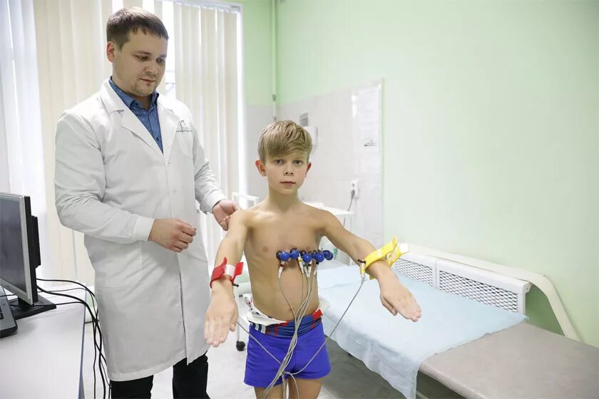 Как проходит осмотр в школе. Медицинское обследование детей. детский медосмотр. медицинские обследования спортсменов детей.