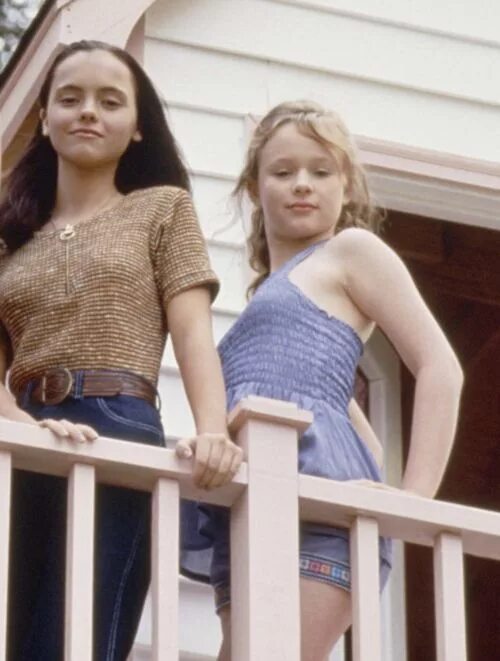 Мона девственница нимфетка. Кристина риччи тора берч. christina ricci 90s. мона девственница нимфетка фильм. christina ricci vs. thora birch.