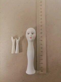 Рука фарфоровой куклы