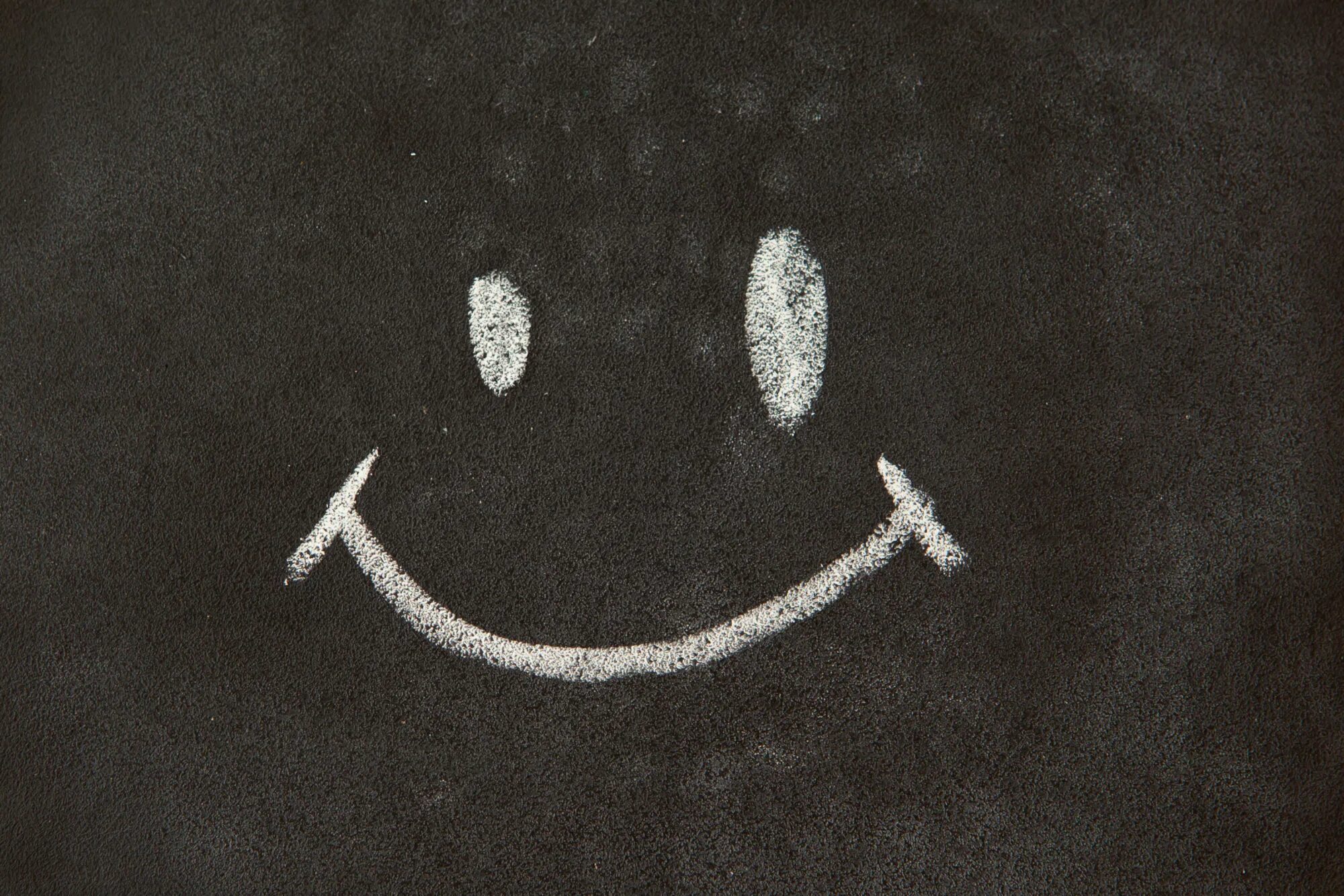 Граффити мелом. Надписи на меловой доске. Песня убей меня обведи мелом обложка. Шрифт мелом на доске русский. Пропаганда мелом слова.