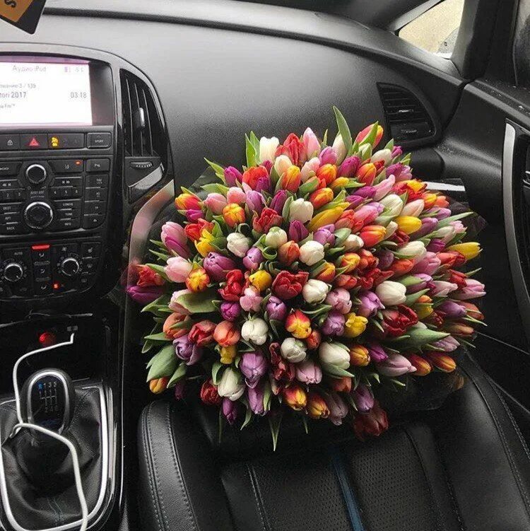 Цветочный черкесск. Огромный букет тюльпанов. Букет тюльпанов в авто. Букет цветов в салоне машины. Букеты из тюльпанов в машине.