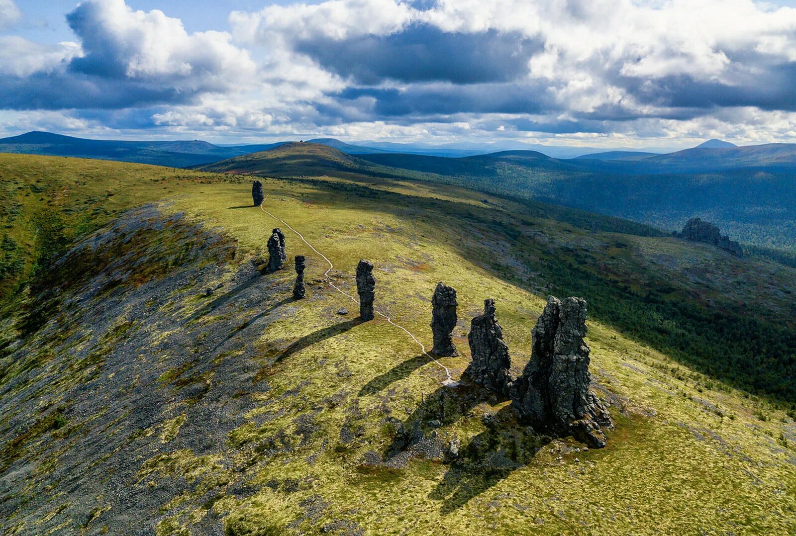 Плато 7. Столбы выветривания маньпупунёр. Северный урал столбы маньпупунер. Плато 7. Мань-пупу-нёр столбы выветривания.