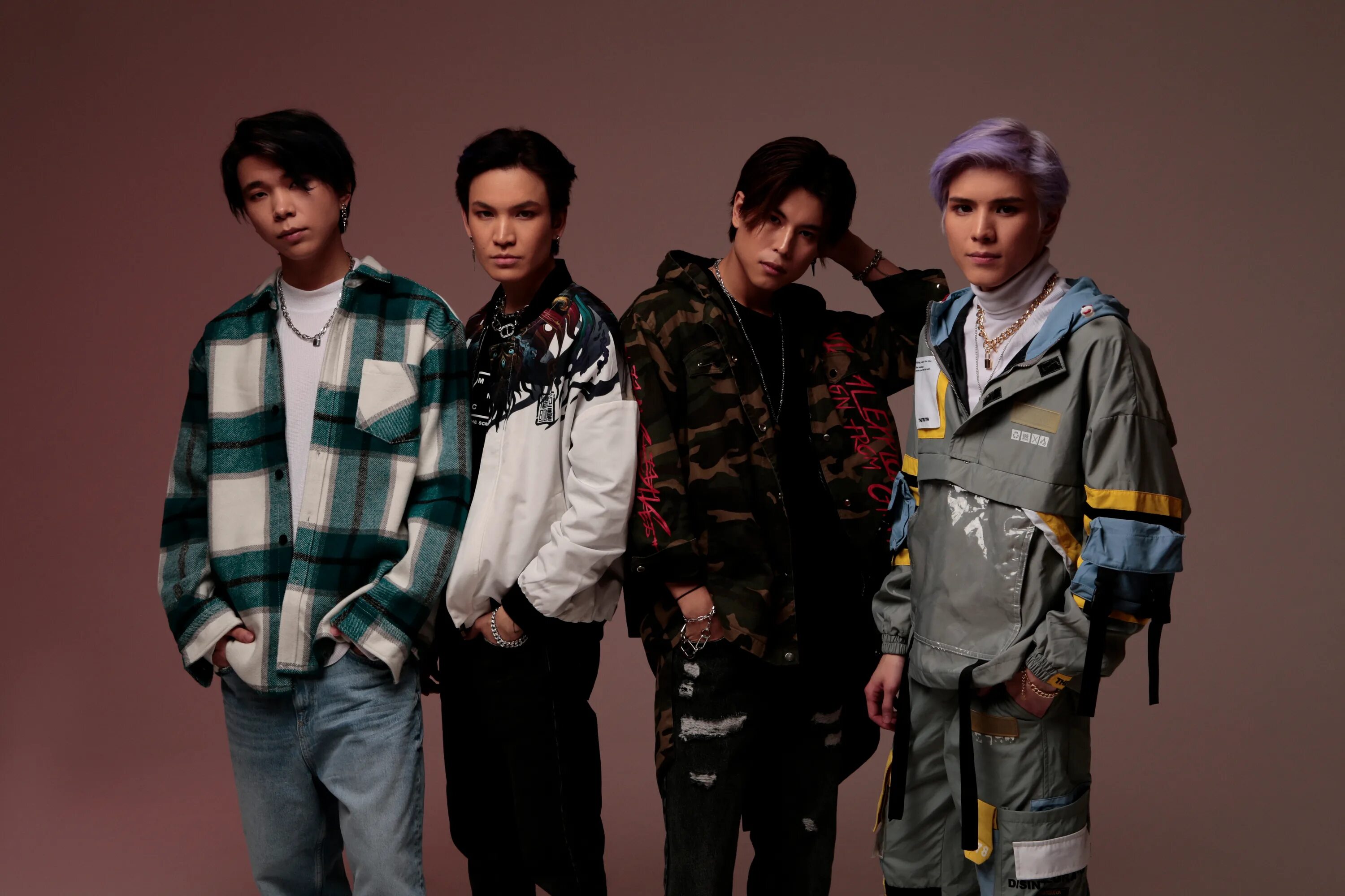 группа rasa 2022. The 1975 британский музыкальная группа. раза группа имена. для группы имена надо найти картинки. Dreamcatcher good night.