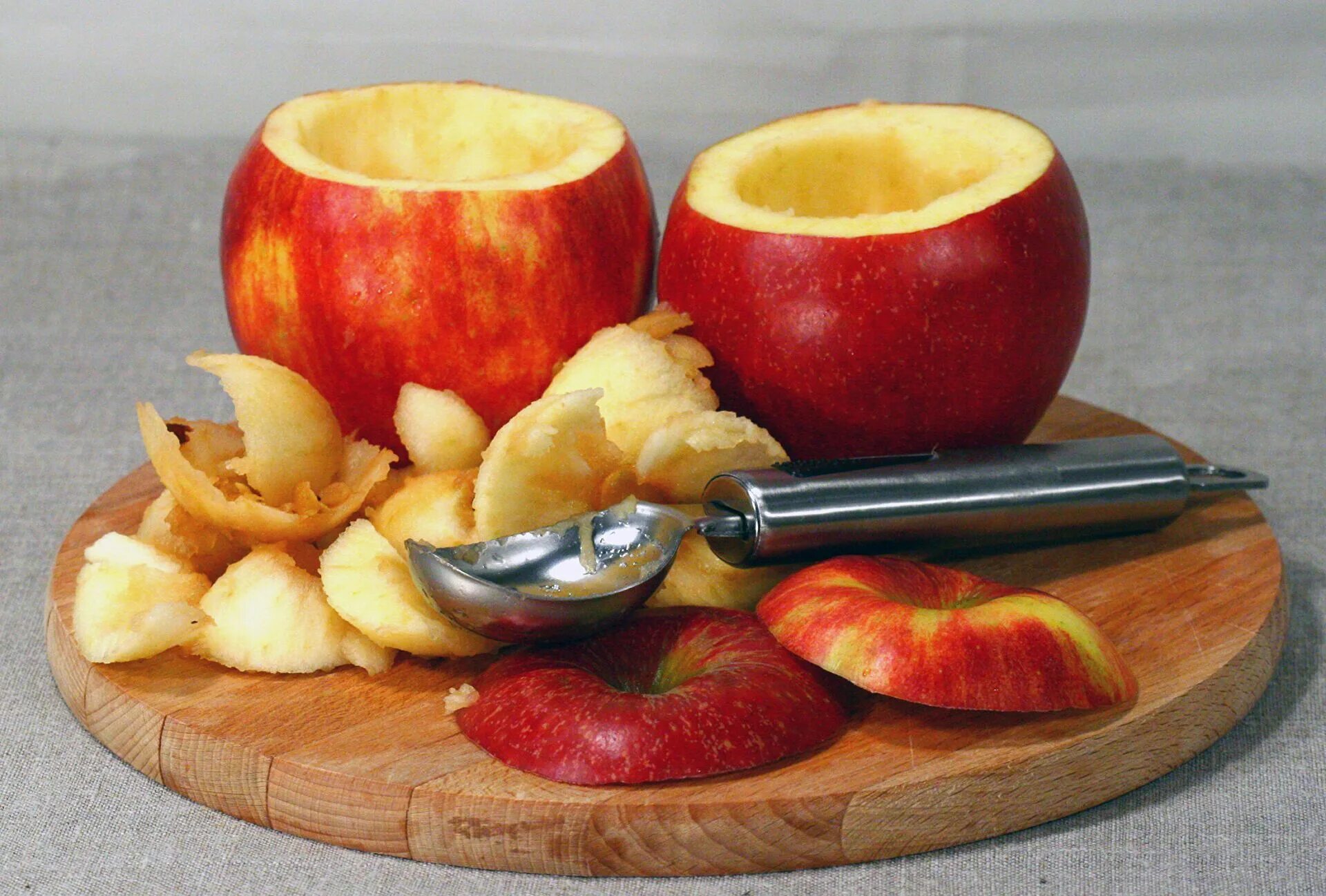 Сколько выпекают яблоки. Яблоки запеченные половинками. Яблоки красные запеченные. Печеные яблоки 1920 на 1080. Яблоки в печке.