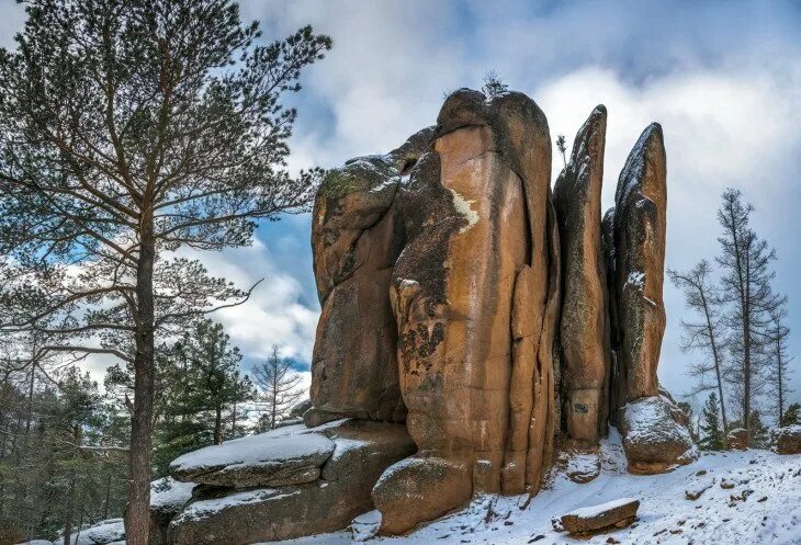 Такмаковский район красноярские столбы. Столбовская видовка красноярск. Национальный парк красноярские столбы воробушки. Скалы в такмаковском районе. Скала такмак красноярск.