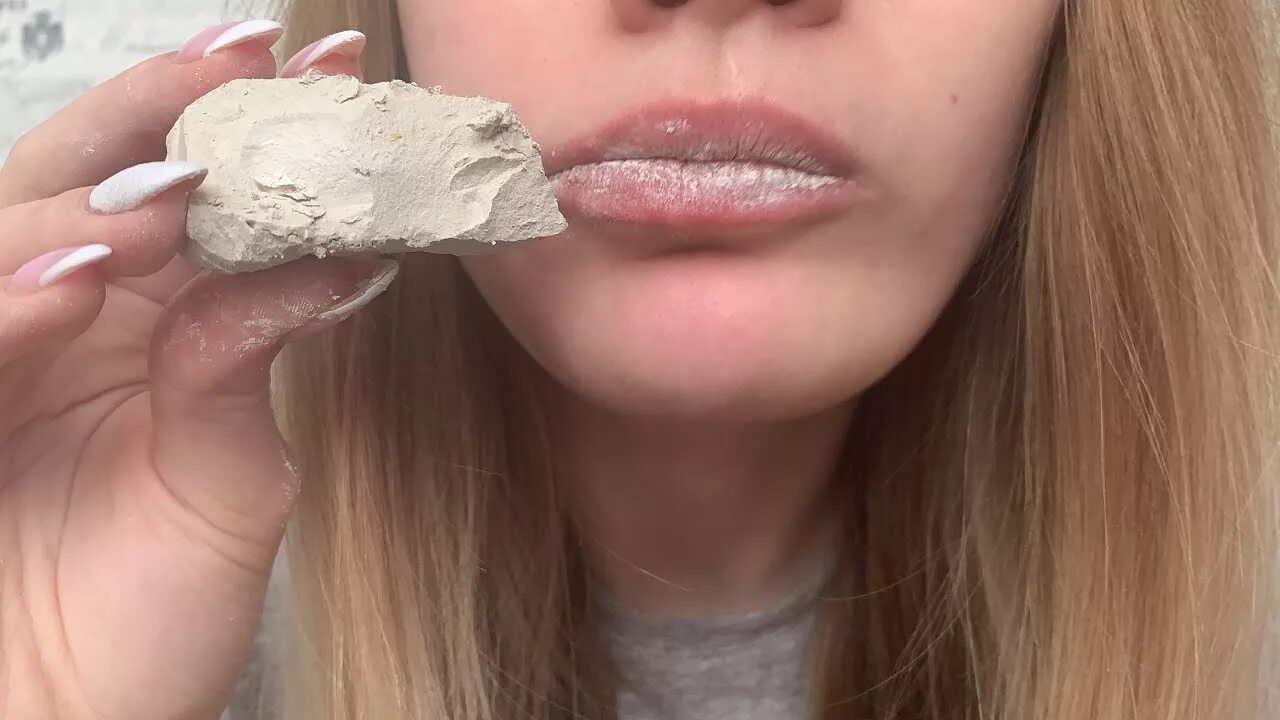 Асмр хруст мела. Мокрый мел. асмр мел. промокший мел. цвет мокрого мела.