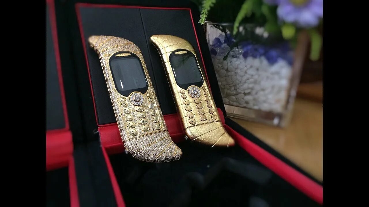 Как выглядит самый крутой телефон The worlds most expensive phone case real GOLD 2.7 million dollars dang Gold iph