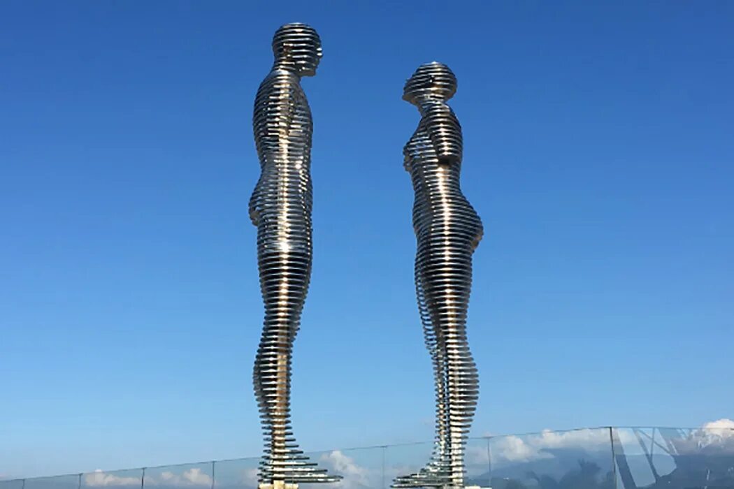 Али и нино танец. Ali ve. Статуя али и нино. Статуя али и нино в батуми. Ali ve.