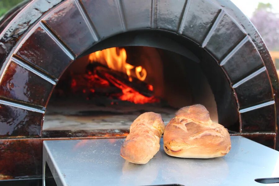 дровяная печь для хлеба. хлеб в печи. печь для выпекания хлеба на дровах. железная помпейская печь. помпейская печь сборная.