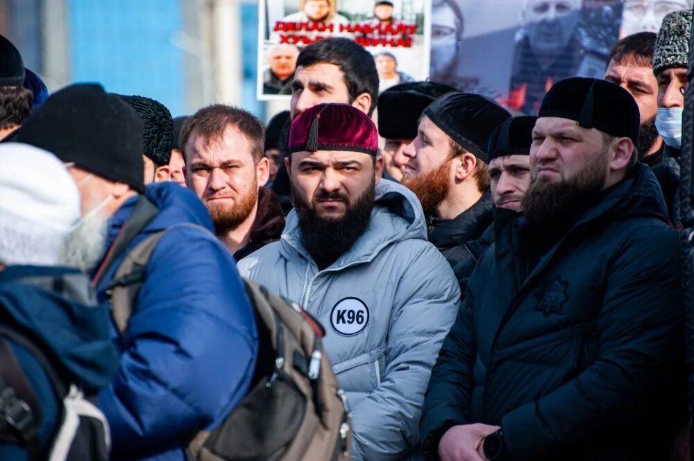 Часы сегодня грозном. Митинг в Грозном против янгулбаевых. Янгулбаевых в Грозном. Митинг в Грозном. Грозный Грозный информ.