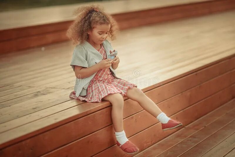 Девочки маленькие на лавке. Красивые малкнькиеднвочки. Платье для девочки. Маленький девушка жоске. Маленькая шкодница.