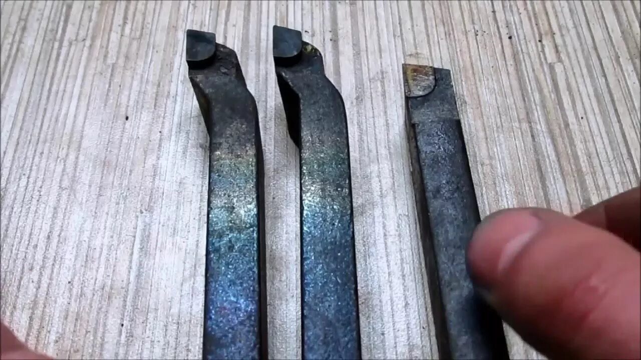 Т60л6 токарный резец. Резец токарный радиусный sandvik. Отрезной резец для токарного станка по металлу параметры. Заточка токарных резцов. Токарные резцы видео.