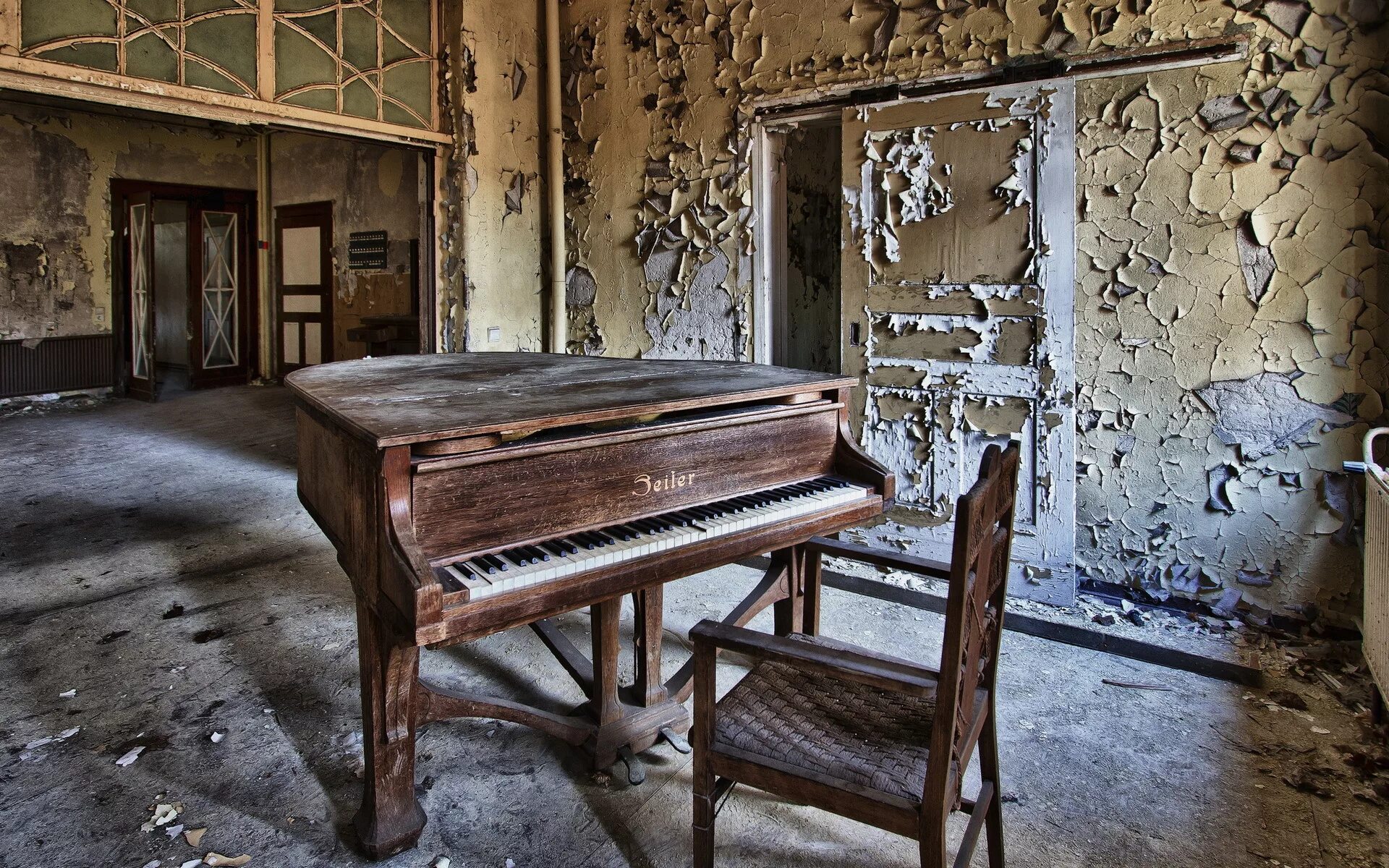 Екимов музыка старого. Пианино в заброшенном доме. Старое пианино в заброшенном доме. Старое пианино в интерьере. Старинный интерьер комнаты.