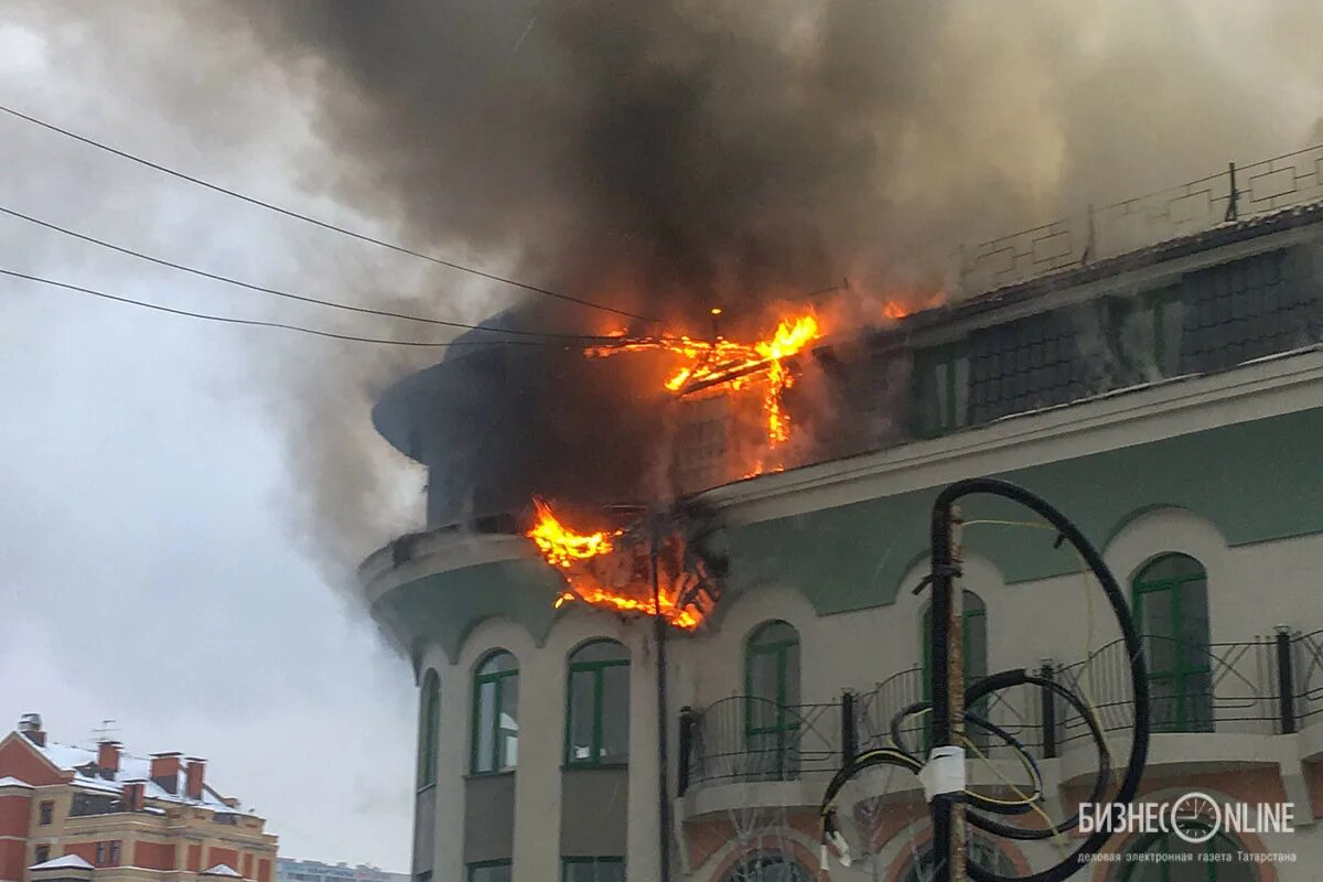 Пожар в казанском танковом. Пожар в Казани. Пожар в Казани сейчас. Пожар в Казани вчера. Огни Казани.