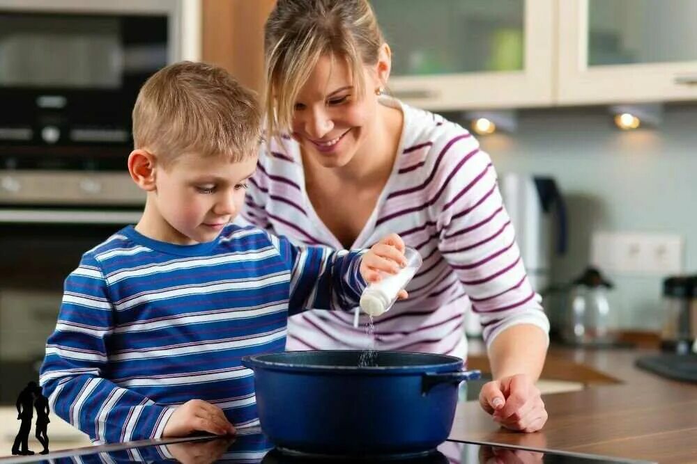 Мальчик помогает маме. Мальчик на кухне. Кухня для детей. Семья готовит. Помогаем маме.