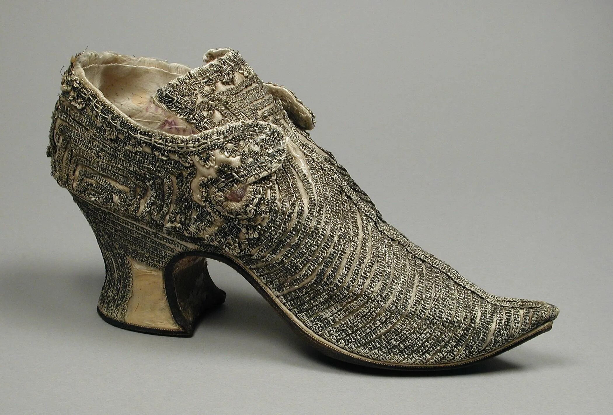 Dr. Данная обувь. Данная обувь. Чопины средневековая обувь. Сурсил туфли школьные.