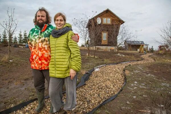 Люди переехавшие в деревню. Переехал из города в деревню. Переезд в деревенский дом. Миллионер который уехал жить в деревню фамилия. Семья уехала в деревню.