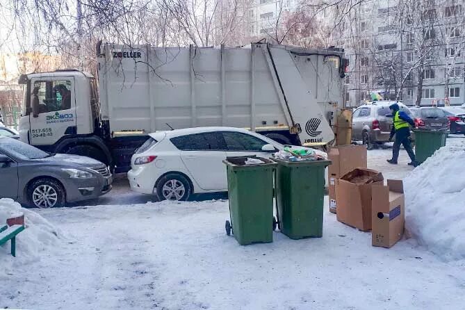 Машина возле мусорных баков. Мусоровоз вывозит мусорные баки СПБ. Мебель возле мусорного бака. Мусорные баки зима.