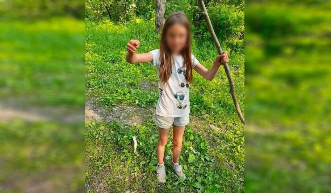 девочка села на бутылочку. девочка 12 лет в лесу. мальчик. красивые девушки подростки. шестилетний мальчик.