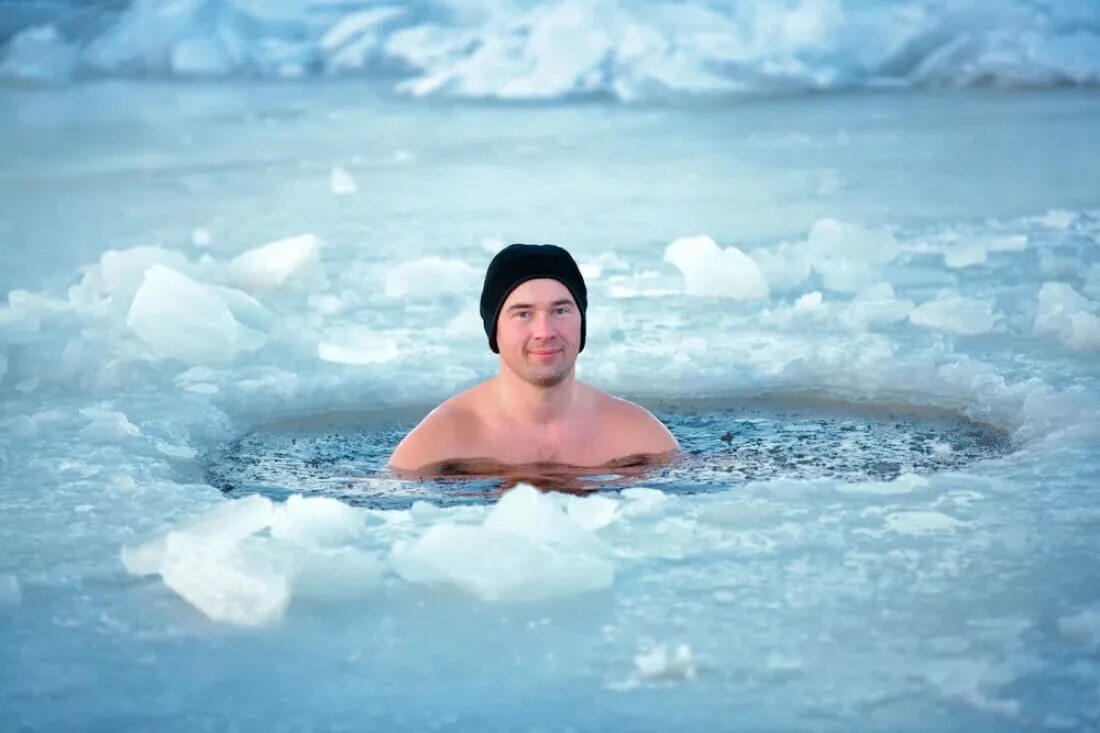 2 минуты в ледяной воде. Окунание в прорубь закаливание.. моржевание закаливание. купание в ледяной воде. купание зимой.