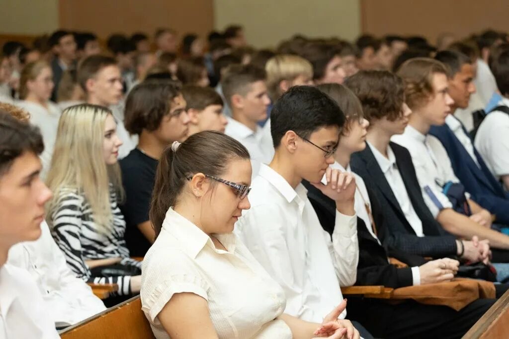 Конференция студентов. Фотосессия студентов. Совет студенческого самоуправления. Студенты в вузе. Собрание студенты.