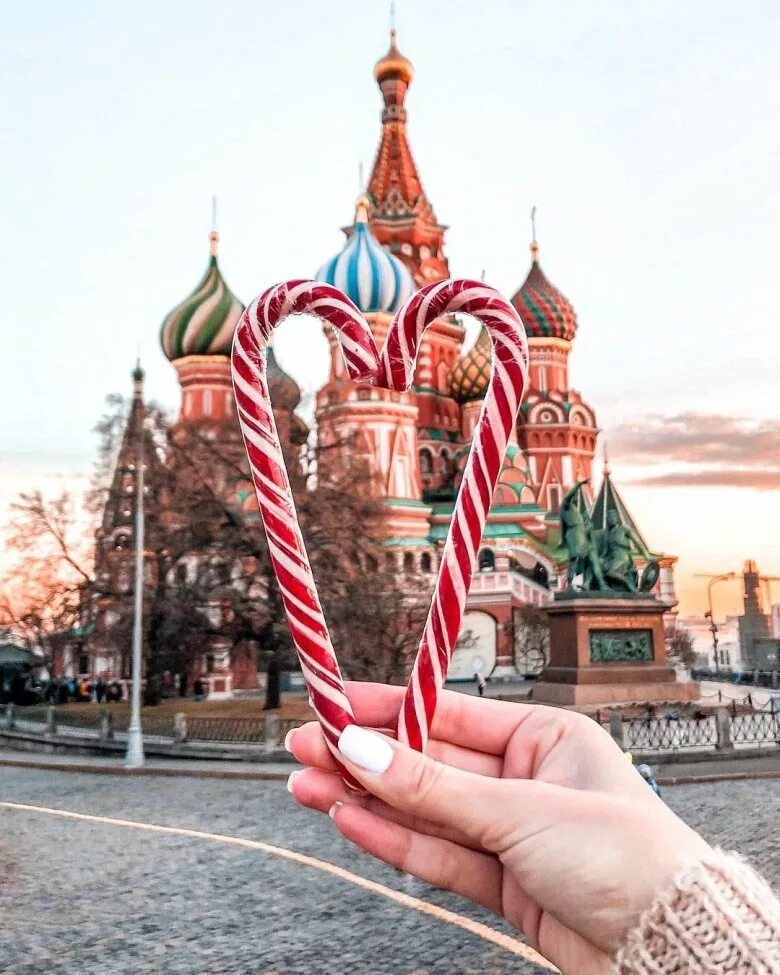 Паро к горького москва. Выходной мск. Мероприятия в москве на выходные. Парк горького москва музеон. Москва люди красная площадь.