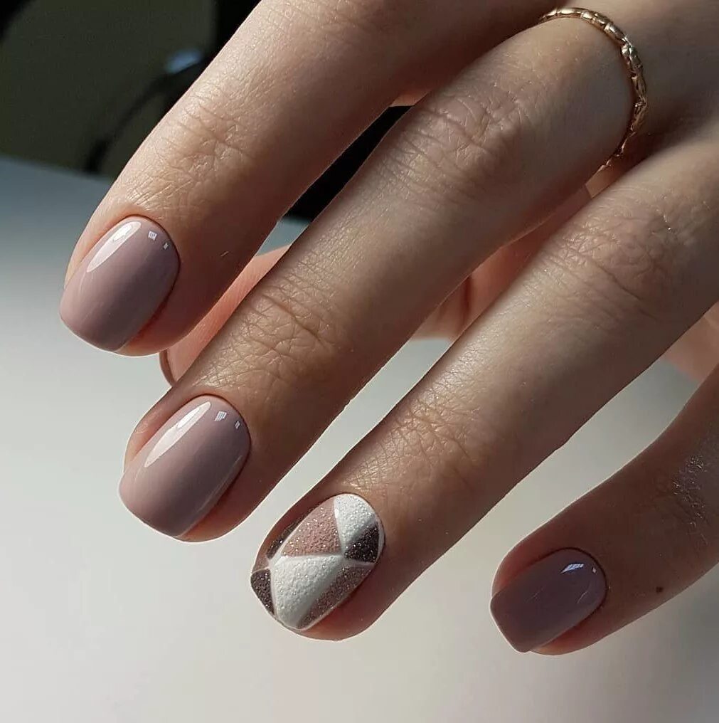 Маникюр на короткие ногти фото. Ногти короткие. Маникюр на короткие. Спокойный маникюр. Очень короткие ногти.