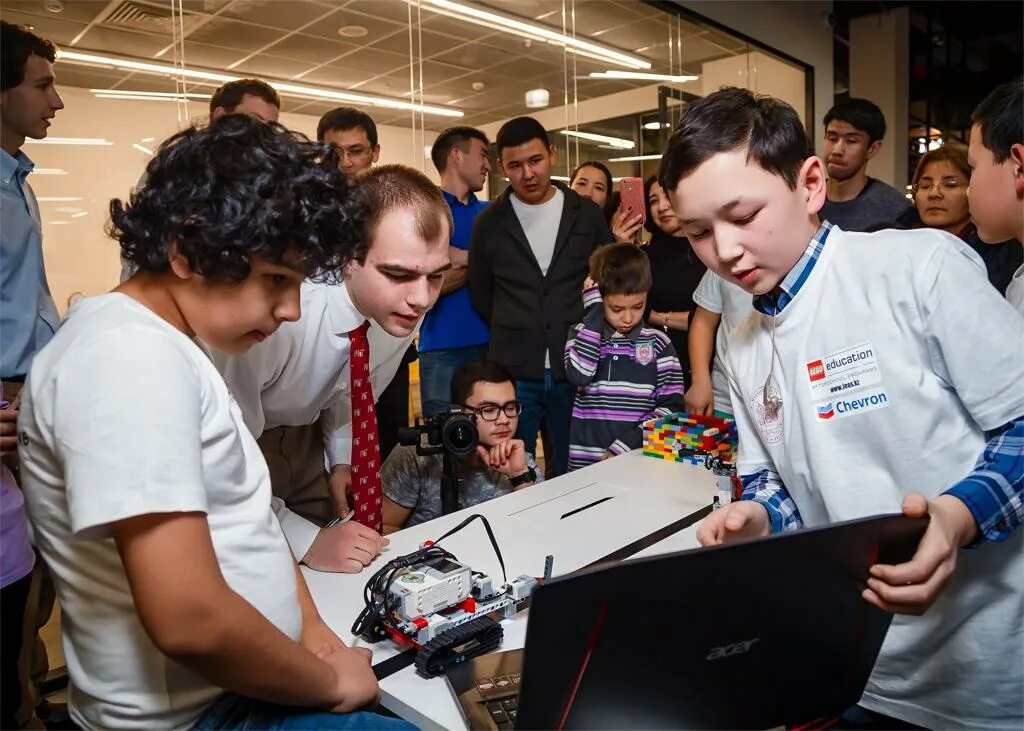 Роботы в образовании. Робототехника азия. Лагерь дарын в казахстане. Робототехника дегеніміз не. Роболэнд.