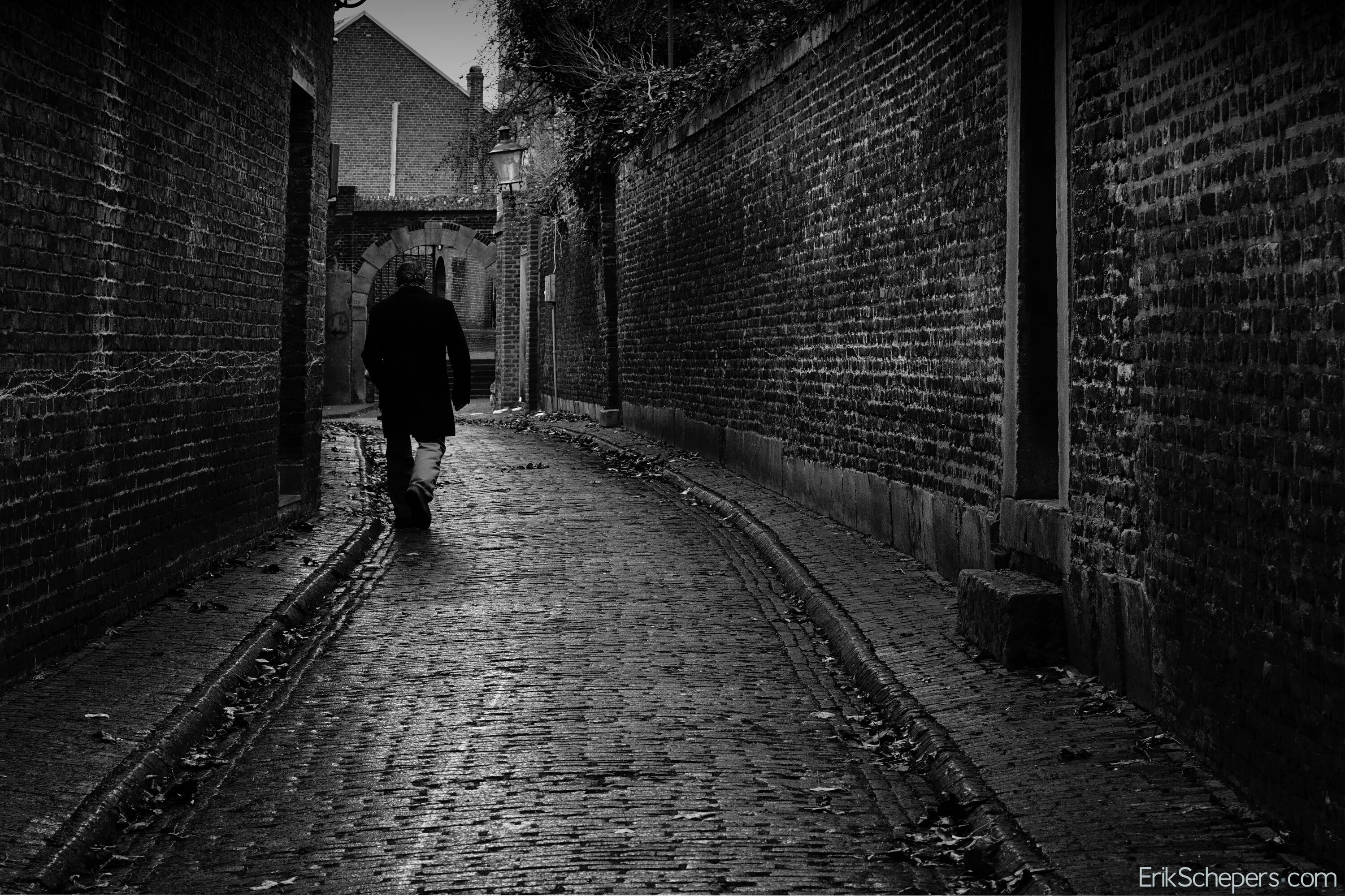 Идти по темной улице. Человек в темном переулке. Идти по темной улице. Девушка гуляет по ночному городу. Идти по темной улице.