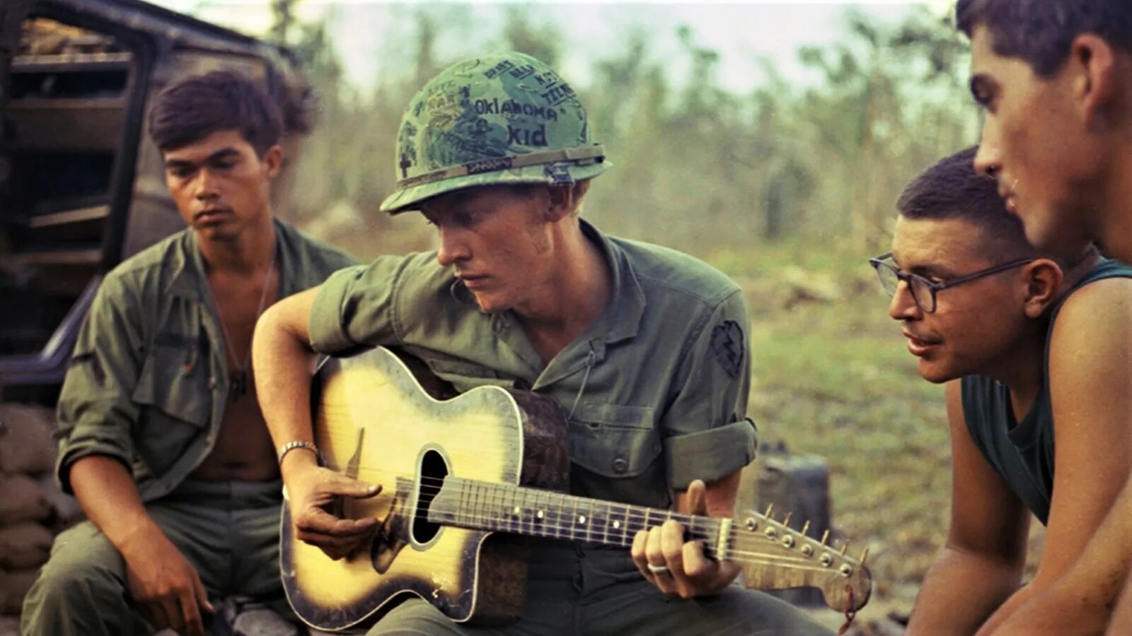 Солдат во Вьетнаме с гитарой. Солдат с гитарой. Американские военные с гитарой.