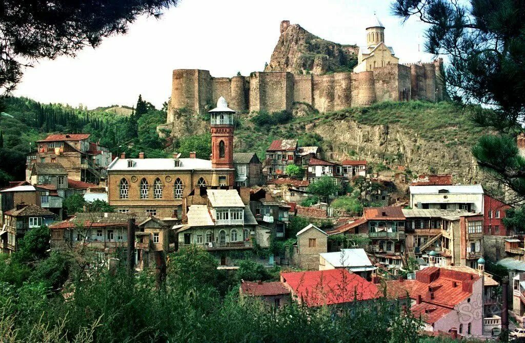 Легендарная столица. Крепость Нарикала Грузия. Столица Грузии Тифлис. Грузия Тбилиси достопримечательности. Нарикала старый Тбилиси.