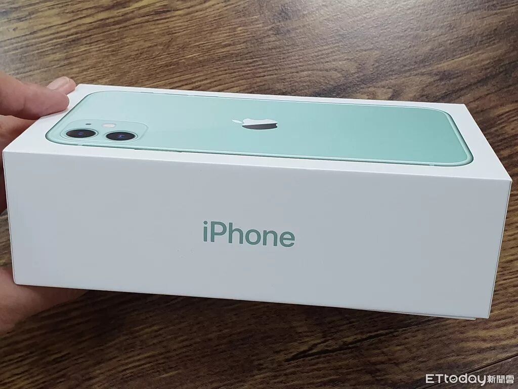 Iphone 12 pro max box. Оригинальная коробка от айфона. Японский айфон коробка. Оригинальная коробка от iphone 13. Как выглядит коробка от айфона 11.