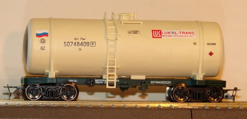 восьмиосная цистерна для бензина ( модель 15-1500 ). стоькто тон в цесцерне.