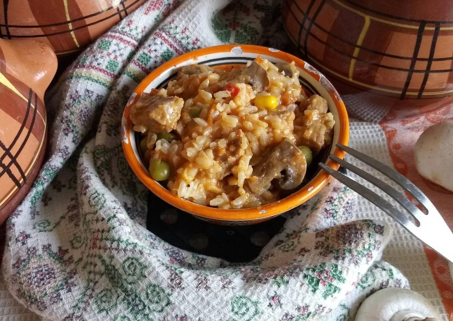 плов в горшочке. рис с курицей в горшочке. плов в горшочке. рецепт рис с мясом в горшочках. рис с мясом в горшочках.